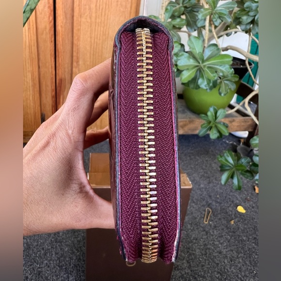 Louis Vuitton Round Zipper Vernis - Picture 4 of 13